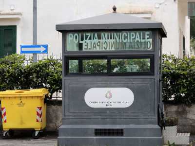 Di fronte alla struttura spunta invece un gabbiotto della polizia municipale, ma degli agenti non c'� nemmeno l'ombra: lo hanno realizzato ma non � mai stato utilizzato 